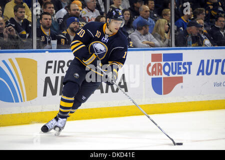 2. November 2011 - Buffalo, New York, USA - Buffalo Sabres Verteidiger Christian Ehrhoff (10), von hinten Schlittschuhe die Sabres Tor in der zweiten Periode gegen die Philadelphia Flyers am ersten Niagara Center in Buffalo, New York. Philadelphia führt Buffalo 3-1 nach der zweiten Periode. (Kredit-Bild: © Michael Johnson/Southcreek/ZUMAPRESS.com) Stockfoto