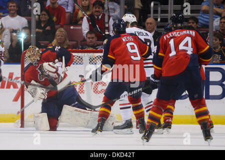 2. November 2011 - Sunrise, Florida, Vereinigte Staaten von Amerika - Florida Panthers Torwart, die Jacob Markström (25) einen Torwurf Ziel Stadtöffentlichkeit führt während Florida Panthers Stephen Weiss (9), Florida Panthers linke Tomas Fleischmann (14) und Chicago Blackhawks rechten Flügel Michael Frolik (67) in Aktion zwischen den Chicago Blackhawks und die Florida Panthers in der zweiten Periode an zu schauen Zentrum, auf Stockfoto