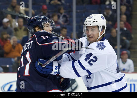 3. November 2011 - Columbus, Ohio, USA - Columbus Blue Jackets linken Flügel, die Matt Calvert (11) und Toronto Maple Leafs Center Tyler Bozak (42) in der dritten Periode des Spiels zwischen Toronto Maple Leafs und Columbus Blue Jackets in der Nationwide Arena, Columbus, Ohio verheddern. Toronto besiegt Columbus 4: 1. (Kredit-Bild: © Scott Stuart/Southcreek/ZUMAPRESS.com) Stockfoto