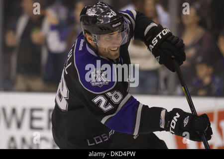 3. November 2011 - Los Angeles, Kalifornien, USA - LA Kings Jarret Stoll (28) führt einen Torwurf.  Die Könige verloren zu den Edmonton Oilers 3-0. (Bild Kredit: Josh Chapel/Southcreek/ZUMAPRESS.com ©) Stockfoto