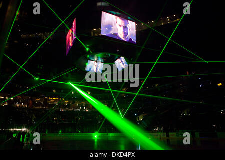 3. November 2011 - setzt Los Angeles, Kalifornien, USA - The Staples Center eine Laser-Licht-Show für den Beginn der LA Kings Vs Edmonton Oilers Matchup. (Bild Kredit: Josh Chapel/Southcreek/ZUMAPRESS.com ©) Stockfoto