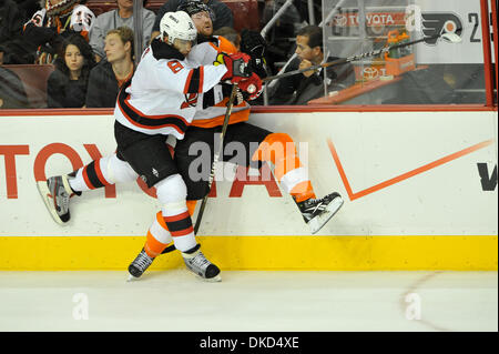 3. November 2011 - prüft Philadelphia, Pennsylvania, USA - New Jersey Devils rechten Flügel Dainius Zubrus (8) New Jersey Devils rechten Flügel Dainius Zubrus (8) in die Bretter. In einem Spiel im Wachovia Center in Philadelphia, Pennsylvania die Flyers verloren die Devils in einer Schießerei 4-3 (Credit-Bild: © Mike McAtee/Southcreek/ZUMAPRESS.com) Stockfoto