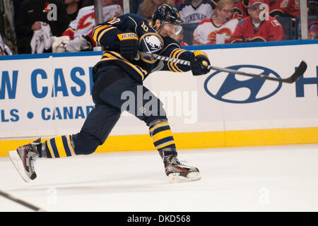 4. November 2011 - führt Buffalo, New York, USA - Buffalo Sabres Verteidiger Christian Ehrhoff (#10) einen Torwurf aus Schlag in einem Spiel gegen die Calgary Flames an die First Niagara Center. Buffalo führt nach der ersten Periode 1: 0. (Kredit-Bild: © Mark Konezny/Southcreek/ZUMAPRESS.com) Stockfoto