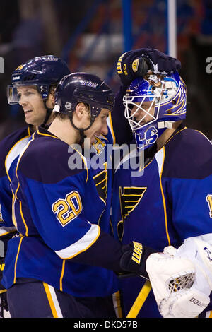 4. November 2011 - gratuliert Saint Louis, Missouri, USA - St. Louis Blues linken Flügel Alexander Steen (20) St. Louis Blues Torwart Brian Elliott (1) nach dem NHL-Spiel zwischen den Vancouver Canucks und den St. Louis Blues im Scottrade Center in Saint Louis, Missouri.  Blues besiegte Canucks 3-2 (Credit-Bild: © Jimmy Simmons/Southcreek/ZUMAPRESS.com) Stockfoto