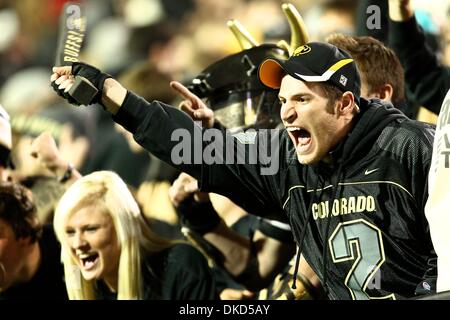 4. November 2011 - Boulder, Colorado, USA - Colorado Buffaloes Fans jubeln in der zweiten Hälfte trotz einer 42-17-Niederlage gegen die USC Trojans. Colorado Buffaloes veranstaltete die Southern California Trojaner im Folsom Field in Boulder CO. (Credit-Bild: © Jesaja Downing/Southcreek/ZUMApress.com) Stockfoto