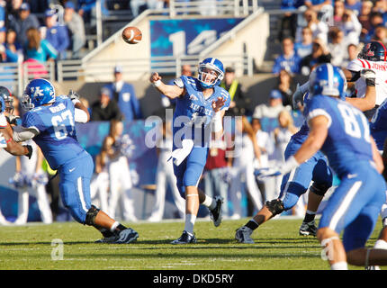 5. November 2011 - Lexington, Ky, USA - Kentucky Wildcats Quarterback Maxwell Smith (11) einen Pass für Kentucky Wildcats Wide Receiver Brian Adams (87) im zweiten Quartal des Mississippi bei Kentucky Fußballspiel im Commonwealth Stadium in Lexington, Kentucky, am 5. November 2011 abgeschlossen.  Kentucky führen 10-7 zur Halbzeit. Foto von Pablo Alcala | Personal (Kredit-Bild: © Lexington Herald-Leade Stockfoto