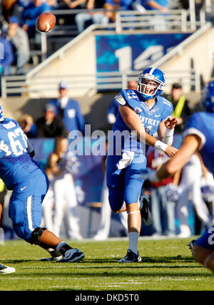 5. November 2011 - Lexington, Ky, USA - Kentucky Wildcats Quarterback Maxwell Smith (11) einen Pass für Kentucky Wildcats Wide Receiver Brian Adams (87) im zweiten Quartal des Mississippi bei Kentucky Fußballspiel im Commonwealth Stadium in Lexington, Kentucky, am 5. November 2011 abgeschlossen.  Kentucky führen 10-7 zur Halbzeit. Foto von Pablo Alcala | Personal (Kredit-Bild: © Lexington Herald-Leade Stockfoto