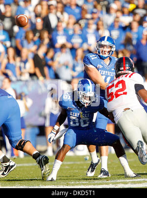 5. November 2011 - Lexington, Ky, USA - Kentucky Wildcats Quarterback Maxwell Smith (11) versucht einen Pass für Kentucky Wildcats breiter Empfänger Gene McCaskill (85) im zweiten Quartal des Mississippi bei Kentucky Fußballspiel im Commonwealth Stadium in Lexington, Kentucky, am 5. November 2011.  Kentucky führen 10-7 zur Halbzeit. Foto von Pablo Alcala | Personal (Kredit-Bild: © Lexington Herald-Le Stockfoto