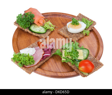 Roggenbrot-Sandwiches auf der Holzplatte isoliert auf weißem Hintergrund Stockfoto
