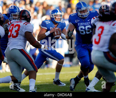 5. November 2011 quarterback - Lexington, Ky, USA - Kentucky Wildcats Maxwell Smith (11) sah für einen Empfänger im zweiten Quartal des Mississippi bei Kentucky Fußballspiel im Commonwealth Stadium in Lexington, Kentucky, am 5. November 2011.  Kentucky führen 10-7 zur Halbzeit. Foto von Pablo Alcala | Personal (Kredit-Bild: © Lexington Herald-Leader/ZUMAPRESS.com) Stockfoto