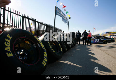 5. November 2011 - Fort Worth, Texas, USA - 5. November 2011. Fort Worth, Texas, USA. Goodyear Eagle Reifen als NASCAR Sprint Cup Series Treiber Denny Hamlin aufgereiht sind racing zieht in die Garage während des Trainings für die AAA Texas 500 auf dem Texas Motor Speedway in Fort Worth, Texas. (Kredit-Bild: © Ralph Lauer/ZUMAPRESS.com) Stockfoto