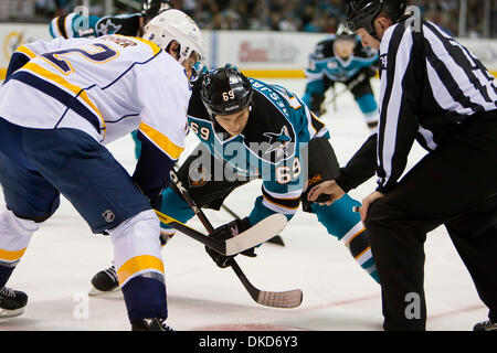 5. November 2011 - San Jose, Kalifornien, USA - San Jose Sharks weiterleiten ANDREW DESJARDINS (69) Gesichter aus während der NHL Eishockey-Spiel zwischen den Nashville Predators und den San Jose Sharks. (Bild Kredit: Damon Tarver/Southcreek/ZUMAPRESS.com ©) Stockfoto
