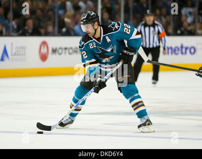 5. November 2011 - verschiebt San Jose, Kalifornien, USA - San Jose Sharks Verteidiger Dan Boyle (22) den Puck oben während der NHL Eishockey-Spiel zwischen den Nashville Predators und den San Jose Sharks in San Jose, Kalifornien. Die Haie sind bei den Predators 0: 0 am Ende der ersten Periode gebunden. (Bild Kredit: Damon Tarver/Southcreek/ZUMAPRESS.com ©) Stockfoto