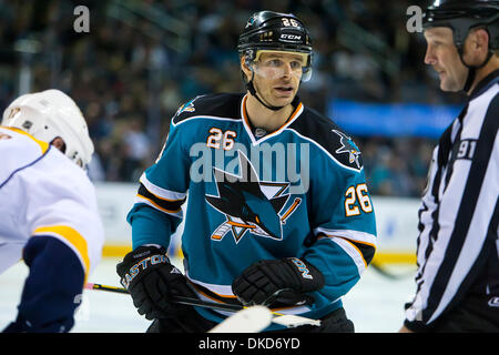 5. November 2011 - San Jose, Kalifornien, USA - San Jose Sharks leiten Michal Handzus (26) Gespräche Sie an die Schiedsrichter während der NHL Eishockey-Spiel zwischen den Nashville Predators und den San Jose Sharks in San Jose, Kalifornien. Die Räuber besiegte die Haie 4: 3. (Bild Kredit: Damon Tarver/Southcreek/ZUMAPRESS.com ©) Stockfoto