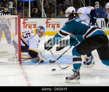 5. November 2011 - Uhren San Jose, Kalifornien, USA - Nashville Predators Goalie Pekka Rinne (35) den Puck in der NHL Eishockey-Spiel zwischen den Nashville Predators und den San Jose Sharks in San Jose, Kalifornien. Die Räuber besiegte die Haie 4: 3. (Bild Kredit: Damon Tarver/Southcreek/ZUMAPRESS.com ©) Stockfoto