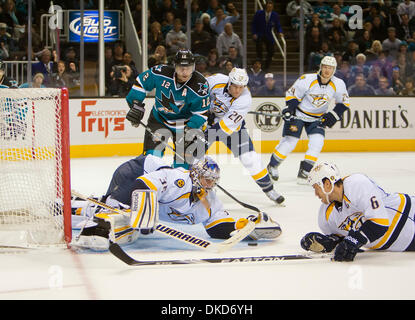 5. November 2011 - blockt San Jose, Kalifornien, USA - Nashville Predators Goalie Pekka Rinne (35) den Schuß ab während der NHL Eishockey-Spiel zwischen den Nashville Predators und den San Jose Sharks in San Jose, Kalifornien. Die Räuber besiegte die Haie 4: 3. (Bild Kredit: Damon Tarver/Southcreek/ZUMAPRESS.com ©) Stockfoto