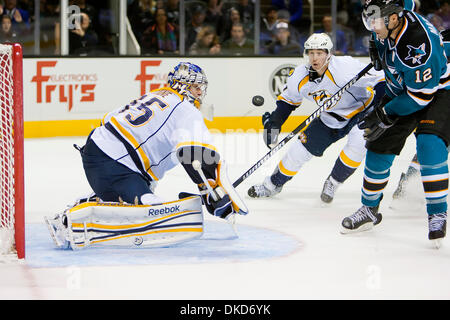 5. November 2011 - blockt San Jose, Kalifornien, USA - Nashville Predators Goalie Pekka Rinne (35) den Schuß ab während der NHL Eishockey-Spiel zwischen den Nashville Predators und den San Jose Sharks in San Jose, Kalifornien. Die Räuber besiegte die Haie 4: 3. (Bild Kredit: Damon Tarver/Southcreek/ZUMAPRESS.com ©) Stockfoto