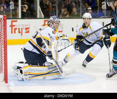 5. November 2011 - blockt San Jose, Kalifornien, USA - Nashville Predators Goalie Pekka Rinne (35) den Schuß ab während der NHL Eishockey-Spiel zwischen den Nashville Predators und den San Jose Sharks in San Jose, Kalifornien. Die Räuber besiegte die Haie 4: 3. (Bild Kredit: Damon Tarver/Southcreek/ZUMAPRESS.com ©) Stockfoto