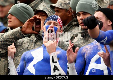 5. November 2011 - Colorado Springs, Kolorado, US - Air Force Falcons Fans zeigen ihre Unterstützung trotz des kalten Wetters. Luftwaffe kam von hinten, Armee 24-14 zu schlagen. Die Air Force Falcons gehostet Army schwarz Rangers Falcon Stadium in Colorado Springs, Co (Credit-Bild: © Jesaja Downing/Southcreek/ZUMApress.com) Stockfoto