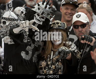 6. November 2011 - Oakland, CA, USA - Oakland Raiders Vs Denver Broncos O.co Coliseum Sonntag, 6. November 2011.  Raider-Fans. Broncos schlagen Raiders 38-24 (Credit-Bild: © Al Golub/ZUMAPRESS.com) Stockfoto