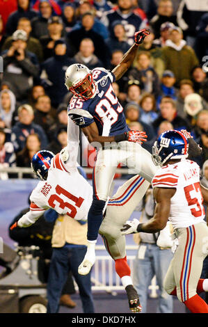 6. November 2011 - Foxborough, Massachusetts, ist US - New England Patriots WR Chad OchoCinco (85) von New York Riesen CB Aaron Ross (31) nach unten gezogen nach fehlt der Haken. Die New York Giants besiegen die New England Patriots 24-20 in den letzten Sekunden im Gillette Stadium. (Bild Kredit: Geoff Bolte/Southcreek/ZUMAPRESS.com ©) Stockfoto