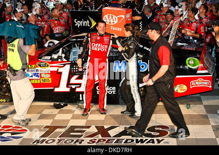 6. November 2011 - Fort Worth, Texas, USA - Sprint-Cup-Serie Fahrer Tony Stewart (14) in Aktion während des Nascar Sprint Cup Series AAA Texas 500-Rennens auf dem Texas Motor Speedway in Fort Worth, Texas. Sprint-Cup-Serie-Fahrers Tony Stewart (14) gewinnt das AAA Texas 500-Rennen. (Kredit-Bild: © Dan Wozniak/Southcreek/ZUMAPRESS.com) Stockfoto