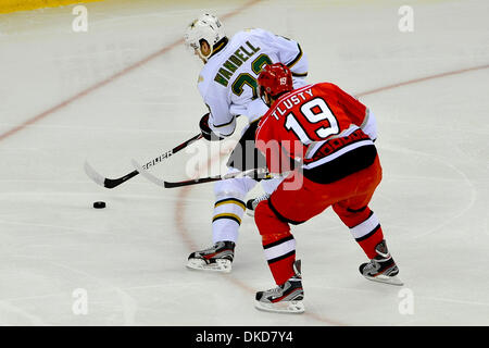 6. November 2011 - Raleigh, North Carolina, USA - Carolina Hurricanes rechten Flügel Jiri Tlusty (19) und Dallas Stars Tom Wandell (23) Stars besiegten Center die Hurricanes 5-2 im RBC Center in Raleigh, North Carolina. (Kredit-Bild: © Anthony Barham/Southcreek/ZUMAPRESS.com) Stockfoto