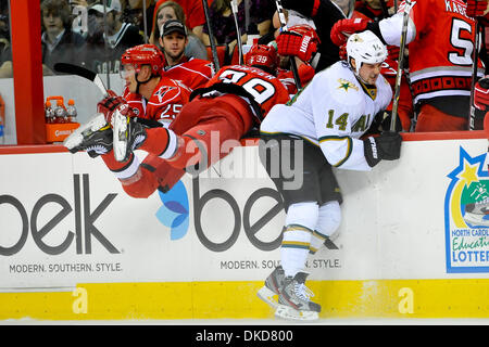 6. November 2011 - Raleigh, North Carolina, USA - Dallas Stars links Flügel Jamie Benn (14) und Carolina Hurricanes rechten Flügel Patrick Dwyer (39) Stars besiegten die Hurricanes 5-2 im RBC Center in Raleigh, North Carolina. (Kredit-Bild: © Anthony Barham/Southcreek/ZUMAPRESS.com) Stockfoto