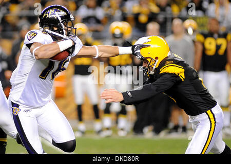 6. November 2011 - PENNSYLVANNIA, Pittsburgh, USA - Baltimore Ravens Wide Receiver David Reed (16) steifen Arme Pittsburgh Steelers Kicker Shaun Suisham (6) auf einem 45 Hof Kick return im zweiten Quartal als die Pittsburgh Steelers nehmen auf die Baltimore Ravens auf Heinz Field in Pittsburgh, PA... Raben zu besiegen die Steelers 23-20. (Kredit-Bild: © Dean Beattie/Southcreek/ZUMAPRESS.com) Stockfoto