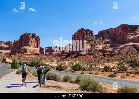 Touristen im Gespräch mit einem Parkranger Courthouse Towers Aussichtspunkt, Arches-Nationalpark, Utah, USA Stockfoto