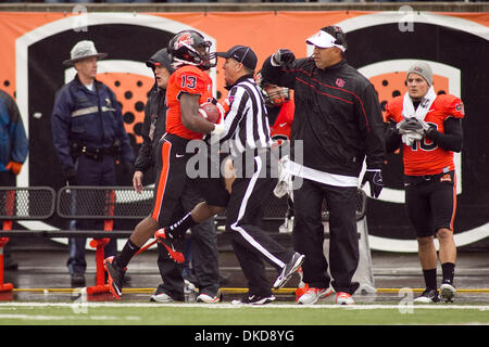 5. November 2011 läuft - Corvallis, Oregon, Vereinigte Staaten von Amerika - Oregon State Beavers Wide Receiver Brandin kocht (13) in einen Nebenerwerb offiziellen während der Stanford Vs OSU Spiel Orchesterprobe-Stadion in Corvallis, Oregon. Stanford fuhr fort, Niederlage OSU 38-13. (Bild Kredit: Jimmy Hickey/Southcreek/ZUMAPRESS.com ©) Stockfoto
