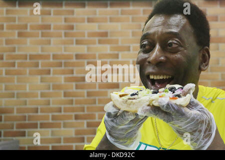 Sao Paulo, Brasilien. 4. Dezember 2013. Ehemaliger brasilianischer Fußballspieler, Edson Arantes do Nascimiento "Pele", beteiligt sich im Rahmen einer Pressekonferenz eine Werbeveranstaltung in Sao Paulo, Brasilien, am 4. Dezember 2013. (Xinhua/Rahel Patras/Alamy Live News) (ah) Stockfoto