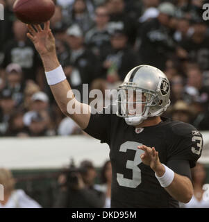 6. November 2011 - Oakland, CA, USA - Oakland Raiders Vs Denver Broncos O.co Coliseum Sonntag, 6. November 2011.  Oakland Raiders quarterback Carson Palmer (3). Broncos schlagen Raiders 38-24 (Credit-Bild: © Al Golub/ZUMAPRESS.com) Stockfoto