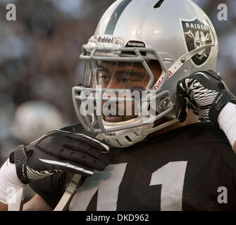 6. November 2011 - Oakland, CA, USA - Oakland Raiders Vs Denver Broncos O.co Coliseum Sonntag, 6. November 2011.  Oakland Raiders Verteidiger Manase Tonga (41) am Rande... Broncos schlagen Raiders 38-24 (Credit-Bild: © Al Golub/ZUMAPRESS.com) Stockfoto