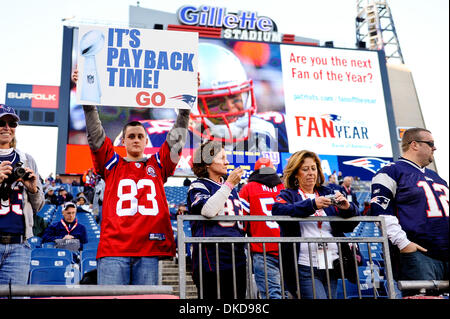 6. November 2011 - Foxborough, Massachusetts, hält US - A New England Patriots Fan ein Zeichen '' Its Payback Time'' bedeutet die Rückzahlung von ihren Super-Bowl-Verlust zu den Riesen. Die New York Giants besiegen die New England Patriots 24-20 in den letzten Sekunden im Gillette Stadium. (Bild Kredit: Geoff Bolte/Southcreek/ZUMAPRESS.com ©) Stockfoto