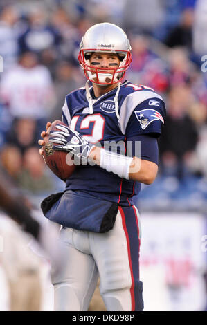 6. November 2011 - Foxborough, Massachusetts, USA - New England Patriots QB Tom Brady (12). Die New York Giants besiegen die New England Patriots 24-20 in den letzten Sekunden im Gillette Stadium. (Bild Kredit: Geoff Bolte/Southcreek/ZUMAPRESS.com ©) Stockfoto