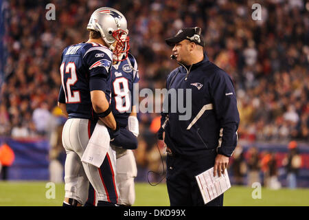 6. November 2011 - sprechen Foxborough, Massachusetts, USA - New England Patriots QB Tom Brady (12) und QB Brian Hoyer (8) mit Quarterbacks Coach Bill O'Brien. Die New York Giants besiegen die New England Patriots 24-20 in den letzten Sekunden im Gillette Stadium. (Bild Kredit: Geoff Bolte/Southcreek/ZUMAPRESS.com ©) Stockfoto
