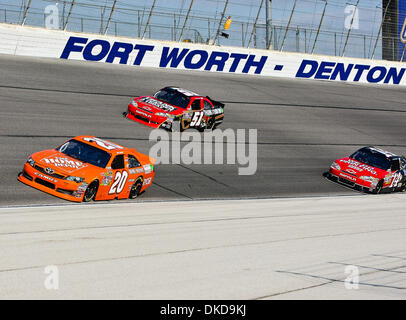 6. November 2011 - Fort Worth, Texas, USA - Sprint-Cup-Serie Treiber Joey Logano (20), sprinten Sie Schale Reihe Treiber Landon Cassill (51) und sprinten Sie Schale Reihe Fahrer Tony Stewart (14) in Aktion während des Nascar Sprint Cup Series AAA Texas 500-Rennens auf dem Texas Motor Speedway in Fort Worth, Texas. Sprint-Cup-Serie-Fahrers Tony Stewart (14) gewinnt das AAA Texas 500-Rennen. (Kredit-Bild: © Dan Woznia Stockfoto