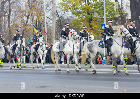 Rumänische Gendarmerie Patrol - 1. Dezember Pferdeparade am Nationalfeiertag Rumäniens Stockfoto