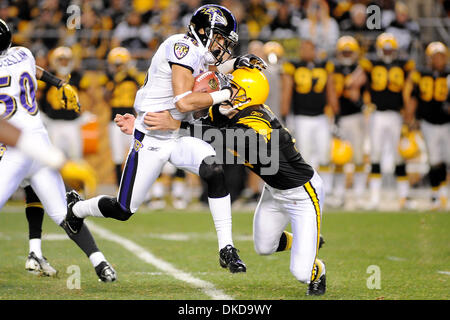 6. November 2011 - zurück PENNSYLVANNIA, Pittsburgh, USA - Pittsburgh Steelers Kicker Shaun Suisham (6) nicht, Baltimore Ravens Wide Receiver David Reed (16) während einer 45 Hof kick aufhören kann-off im zweiten Quartal, wie die Pittsburgh Steelers auf die Baltimore Ravens auf Heinz Field in Pittsburgh, PA... Raben zu besiegen die Steelers 23-20. (Kredit-Bild: © Dean Beattie/Southcreek/ZUMAPRESS.co Stockfoto