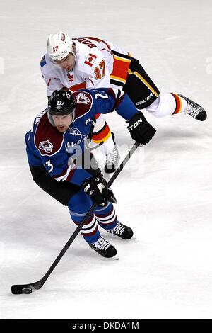 6. November 2011 - Denver, Colorado, ist US - Colorado Avalanche rechten Flügel Milan Hejduk (23) von Calgary Flames linken Flügel Rene Bourque (17) in der ersten Periode unter Druck gesetzt. Der Colorado Avalanche veranstaltet den Calgary Flames im Pepsi Center in Denver, CO. (Credit-Bild: © Jesaja Downing/Southcreek/ZUMApress.com) Stockfoto