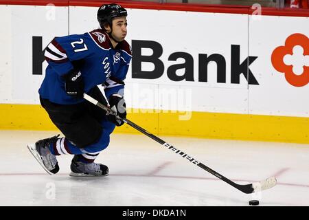 6. November 2011 - bewegt Denver, Colorado, USA - Colorado Avalanche Verteidiger Kyle Quincey (27) den Puck in der dritten Periode. Der Colorado Avalanche verloren zu den Calgary Flames 2-1 im Pepsi Center in Denver, CO. (Credit-Bild: © Jesaja Downing/Southcreek/ZUMApress.com) Stockfoto