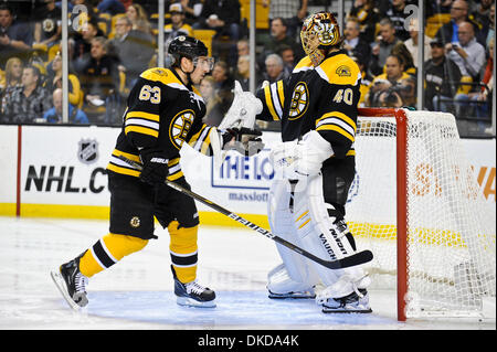 7. November 2011 - Boston, Massachusetts, USA - Boston Bruins linken Flügel Brad Marchand (63) und Goalie Tuukka Rask (40). Die Boston Bruins besiegen die New York Islanders-6 - 2 im TD Garden. (Bild Kredit: Geoff Bolte/Southcreek/ZUMAPRESS.com ©) Stockfoto