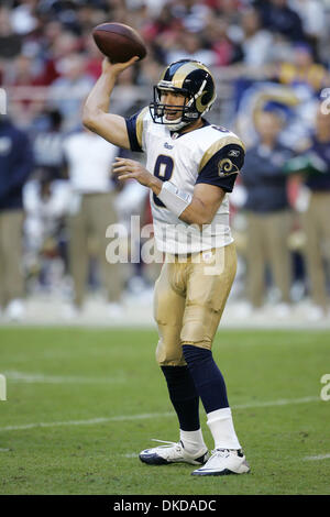 7. November 2011 - Glendale, Arizona, USA - St. Louis Rams quarterback Sam Bradford (8)) entfesselt einen Pass in einem NFL-Spiel gegen die Arizona Cardinals im University of Phoenix Stadium in Glendale, AZ (Credit-Bild: © Gene Lower/Southcreek/ZUMAPRESS.com) Stockfoto