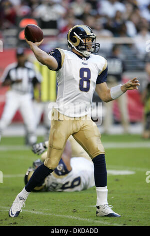 7. November 2011 - Glendale, Arizona, USA - St. Louis Rams quarterback Sam Bradford (8)) entfesselt einen Pass in einem NFL-Spiel gegen die Arizona Cardinals im University of Phoenix Stadium in Glendale, AZ (Credit-Bild: © Gene Lower/Southcreek/ZUMAPRESS.com) Stockfoto