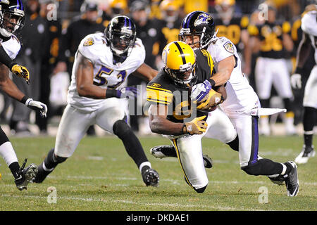 7. November 2011 - zurück nach Pittsburgh, PENNSYLVANNIA, US - Pittsburgh Steelers Wide Receiver, die Jerricho Cotchery (89) von Baltimore Ravens defensive heruntergefahren wird Chris Carr (25) und Baltimore Ravens innen Linebacker Ray Lewis (52) nach Abholung 14 Yards im vierten Quartal, wie die Pittsburgh Steelers die Baltimore Ravens auf Heinz Field in Pittsburgh, PA übernehmen... Raben zu besiegen die Stee Stockfoto