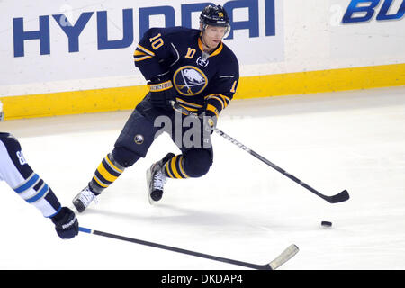 8. November 2011 - zieht Buffalo, New York, USA - Buffalo Sabres Verteidiger Christian Ehrhoff (10) für den Puck beim Versuch, die Sabres-Zone in der dritten Periode gegen die Winnipeg Jets im ersten Niagara Center in Buffalo, New York zu löschen. Buffalo besiegte Winnipeg 6-5 in der Overtime. (Kredit-Bild: © Michael Johnson/Southcreek/ZUMAPRESS.com) Stockfoto