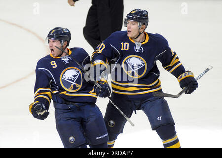 8. November 2011 - Buffalo, New York, USA - Buffalo Sabres Center Derek Roy (9) beginnt das Spiel binden Tor gegen die Winnipeg Jets in der dritten Periode mit Buffalo Sabres Verteidiger Christian Ehrhoff (10) am ersten Niagara Center in Buffalo, New York zu feiern. Buffalo besiegte Winnipeg 6-5 in der Overtime. (Kredit-Bild: © Michael Johnson/Southcreek/ZUMAPRESS.com) Stockfoto
