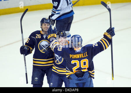 8. November 2011 - Buffalo, New York, USA - Buffalo Sabres Center Derek Roy (9) die Überstunden feiert gewinnen die Winnipeg Jets mit Buffalo Sabres rechter Flügel Jason Pominville (29) und Buffalo Sabres Linksaußen Thomas Vanek (26) am ersten Niagara Center in Buffalo, New York. Buffalo besiegte Winnipeg 6-5 in der Overtime. (Kredit-Bild: © Michael Johnson/Southcreek/ZUMAPRESS.com) Stockfoto