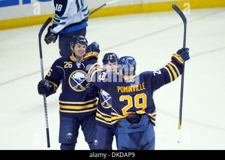 8. November 2011 - Buffalo, New York, USA - Buffalo Sabres Center Derek Roy (9) die Überstunden feiert gewinnen die Winnipeg Jets mit Buffalo Sabres rechter Flügel Jason Pominville (29) und Buffalo Sabres Linksaußen Thomas Vanek (26) am ersten Niagara Center in Buffalo, New York. Buffalo besiegte Winnipeg 6-5 in der Overtime. (Kredit-Bild: © Michael Johnson/Southcreek/ZUMAPRESS.com) Stockfoto